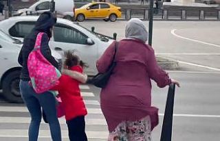 Fırtına Bursa’da adeta insanları uçurdu, kadınlar...