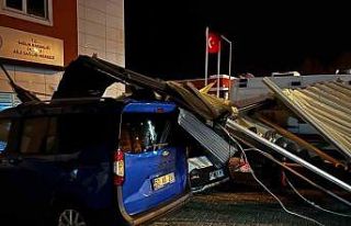 Fırtınada uçan çatı araçların üzerine düştü......
