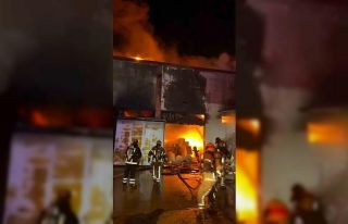 Fırtınanın etkisiyle büyüyen fabrika yangını...