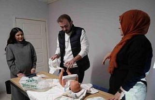 Gebe okuluna giden babaların zorlu sınavı: Bebek...