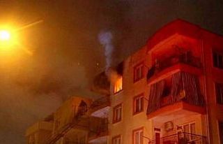 Gece saatlerinde çıkan yangın apartman sakinlerine...
