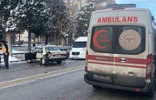 Geri manevra yapan otomobil hafif ticari araçla çarpıştı:...