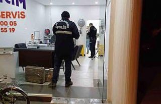 Girdiği iş yerinde silahla ateş açıp kaçtı