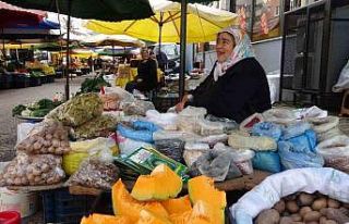 Giresunlu kadınlar yetişdirdikleri ürünleri pazarda...