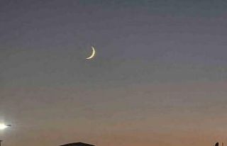 Gökyüzünde beliren hilal görenleri mest etti