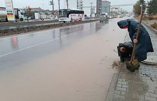 Gölbaşı Belediyesi, tıkanan mazgalları temizledi