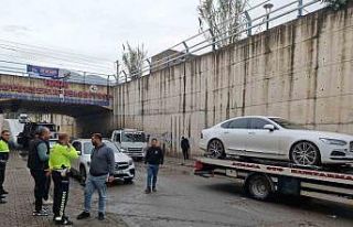 Göle dönen alt geçitte mahsur kalan 2 araç suyun...