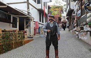 Gören dönüp bir daha bakıyor