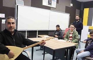 Görmediği öğrencilerinin gönlüne ’sazının...