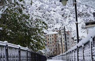 Gümüşhane şehir merkezi mevsimin ilk kar yağışının...