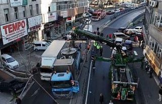 Güngören’de yol çöktü, 2 kamyon çukura düştü