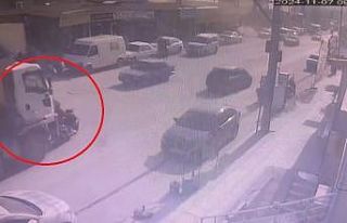 Hafriyat kamyonunun altında kalan motosikletli aracın...