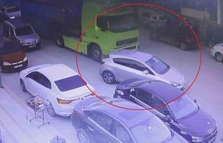 Hafriyat kamyonunun otomobili metrelerce sürüklediği...