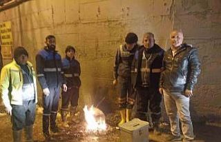 Hakkari Belediyesi Su ve Arıza ekipleri zorlu kış...