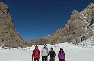 Hakkari’de 20 bin yıllık buzul bölgesinde muhteşem...