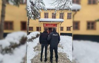 Hakkında 4 yıl kesinleşmiş hapis cezası bulunan...