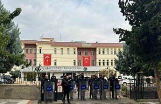 Halfeti Belediyesi önünde polislere taşlı saldırıda...