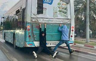 Halk otobüsü arkasına takılan patenli çocukların...