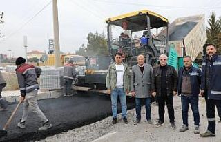 Hastane yolunun asfalt kaplaması yenileniyor