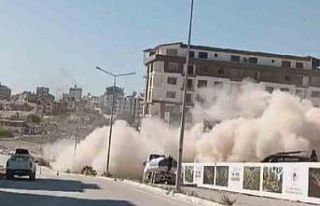 Hatay’da ağır hasarlı 9 katlı binalar iş makinesinin...