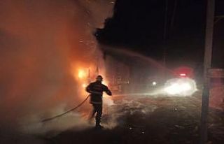 Hatay’da park halindeki tır alev alev yandı