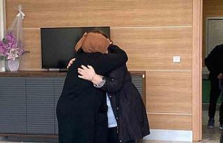 Hiç görmediği annesine 28 yıl sonra kavuştu