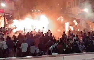 Hindistan’da meşaleleli anma etkinliğinde alevler...