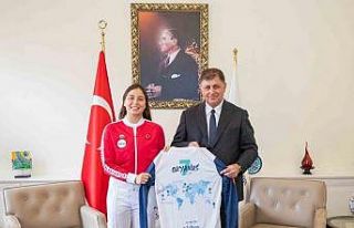 İlklere imza atan İzmirli yüzücü Bengisu Avcı,...