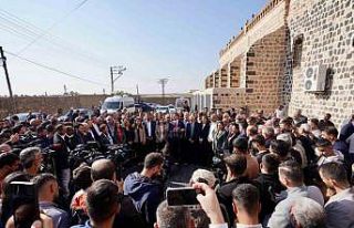 İmamoğlu’ndan DEM’li Ahmet Türk’e destek...