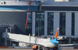 İniş sırasında motoru yanan uçak Antalya Havalimanı...