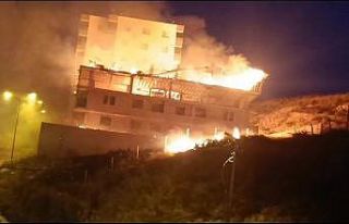 İnşaat halindeki bina alevlere teslim oldu