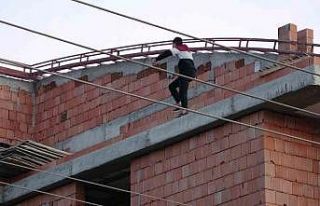 İnşaatın çatısına çıkan kadın, ekiplere ve...