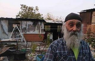 İş yeri ve konteyneri yanan depremzede vatandaş...