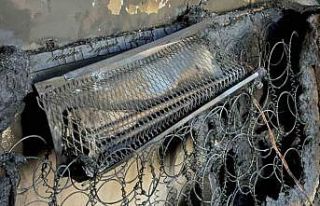 Isınmak için çalıştırdıkları elektrikli soba,...