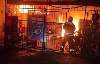 İskenderun’da bakkal alevlere teslim oldu