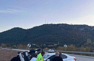 Isparta’da otomobil ile midibüs kavşakta çarpıştı:...