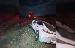 Isparta’da yük treni otomobile çarptı, sürücü...