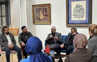 İstanbul’da açılan hüsn-i hat sergisi ziyaretçisini...