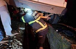 İtfaiye yavru kediyi girdiği aracın traversinden...