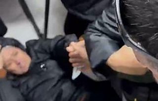 İzmir’de mağaza açılışında izdiham, birbirlerini...