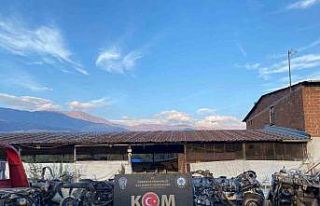 İzmir’de oto tamir servisine motor şasesi operasyonu