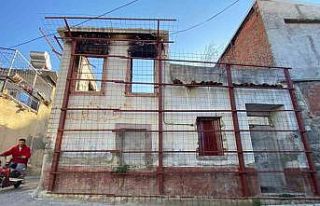 İzmir’de yıkılmaya yüz tutmuş tarihi yapılara...