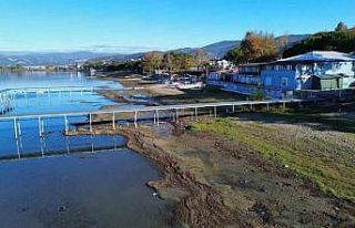 İznik Gölü’nün en büyük iskelesi de karaya...