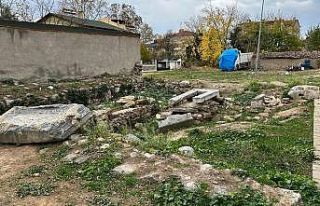 İznik’te tarihi mezarlık harabeye döndü