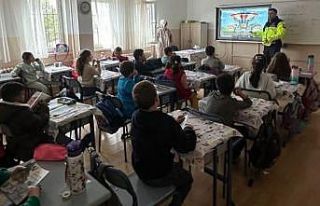 Jandarma ekipleri öğrencilere trafik kurallarını...