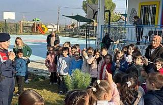 Jandarma öğrencilere doğa ve hayvan sevgisini anlattı