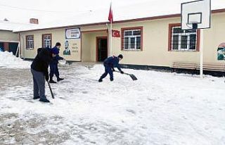 Jandarma, öğretmenlerle kar temizliği yaptı öğrenciler...