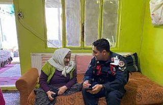 Jandarma yaşlı çınarları unutmuyor