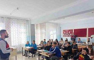 Jandarmadan 141 öğrenci ve 8 öğretmene siber farkındalık...