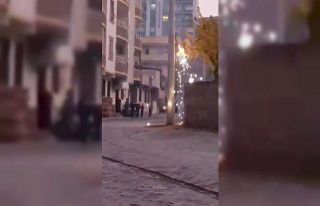 Kablolardaki patlamaları havai fişek gösterisi...